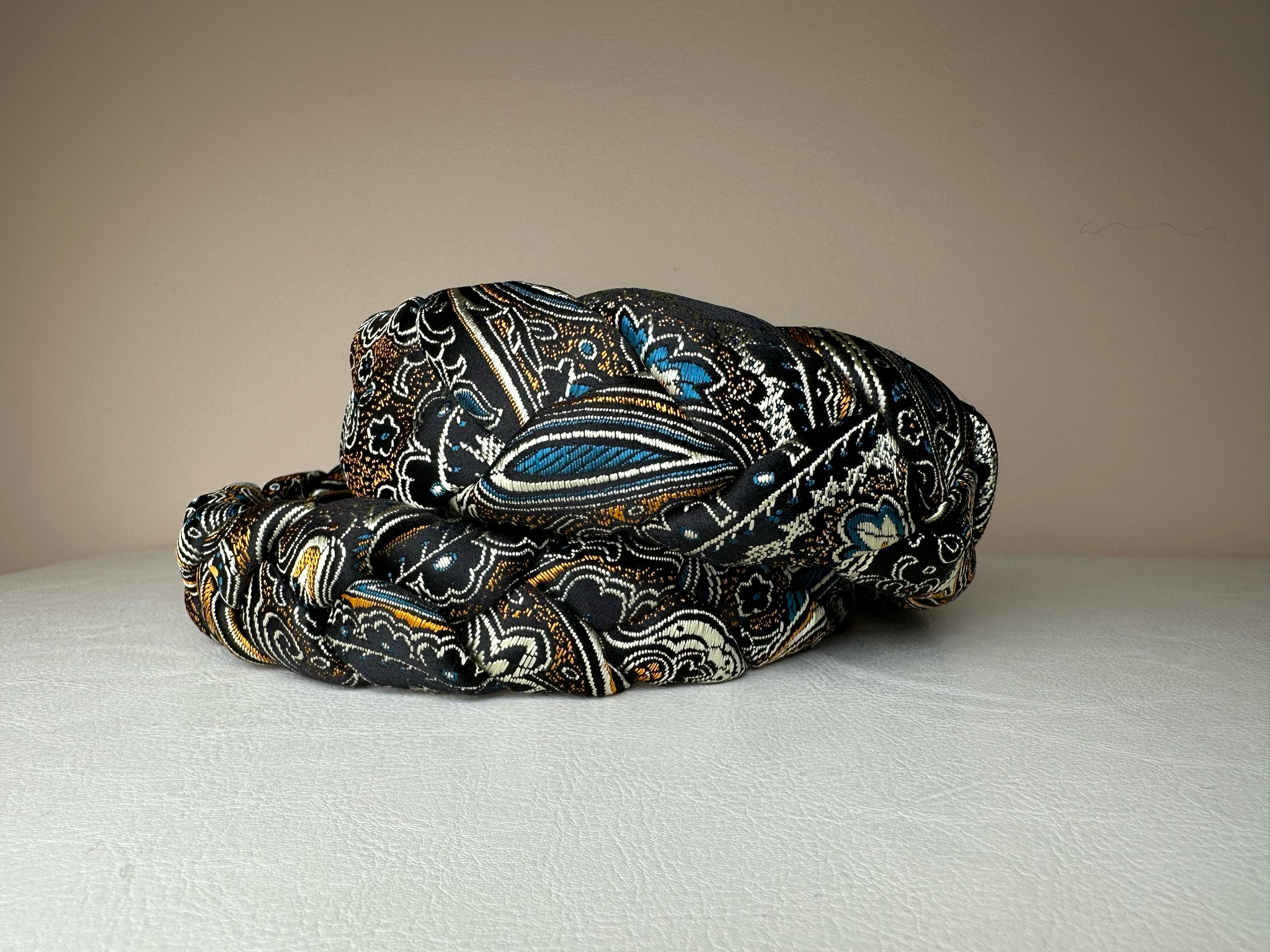 Karališko šilko juodas su auksiniais raštais 🖤